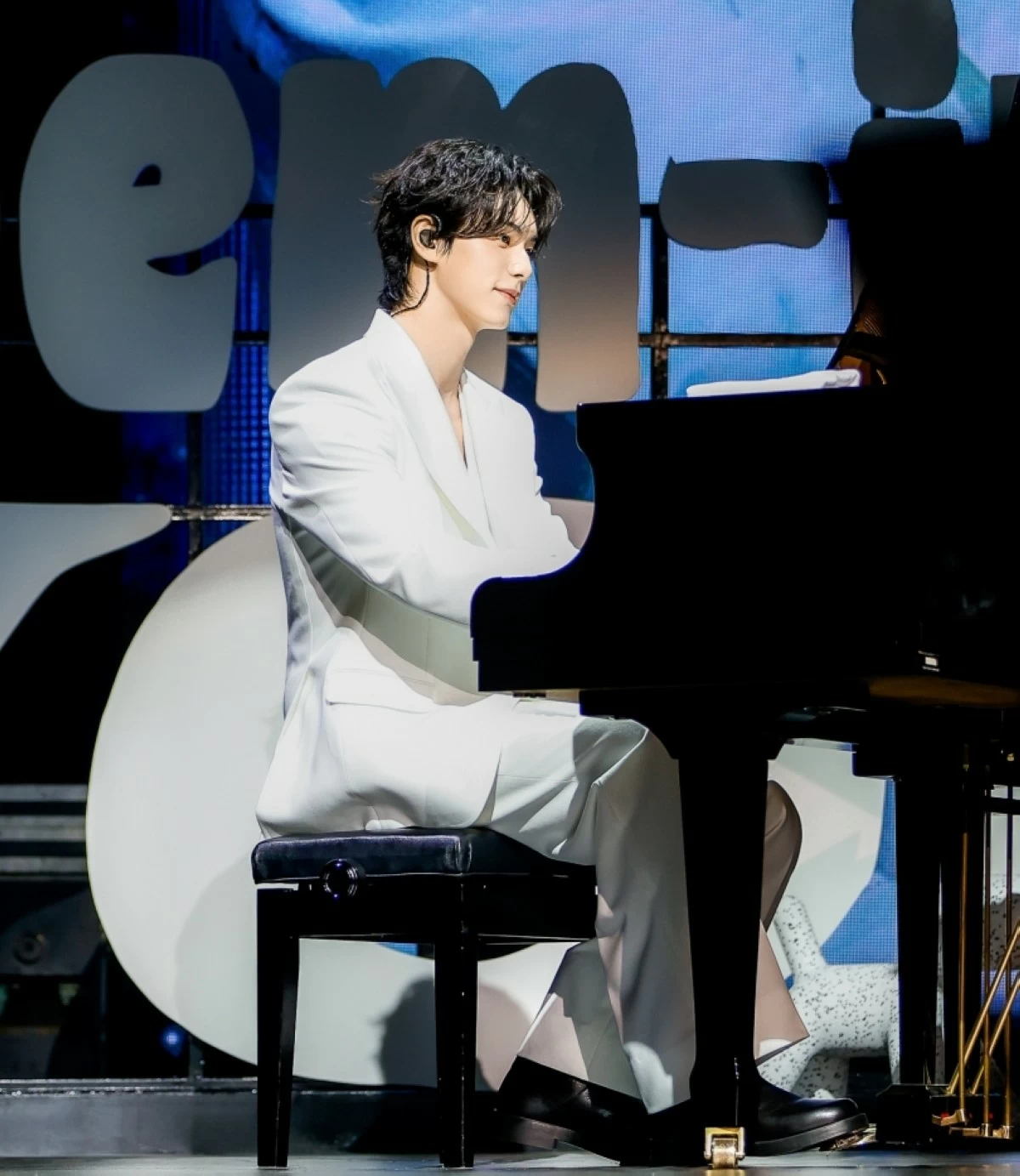 Korean actor Lee Chae-min playing the piano at his fan meeting in Manila (Pulp Live World, Varo Entertainment) 