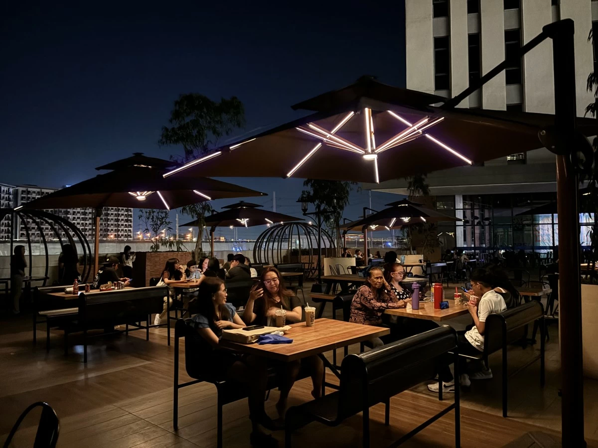 Across its malls, SM Prime creates quality urban life. In SM Bicutan, solar-powered parasols light up its Sky Garden, giving a view of the neighborhood and a desirable space to be with friends.
