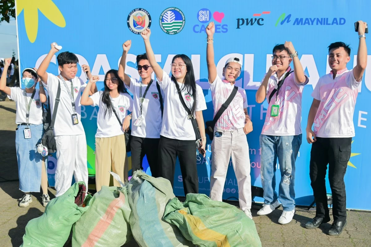 A vibrant mix of purpose and energy as young changemakers take part in SM Cares’ coastal cleanup, moving to the bayanihan vibe with music and action.