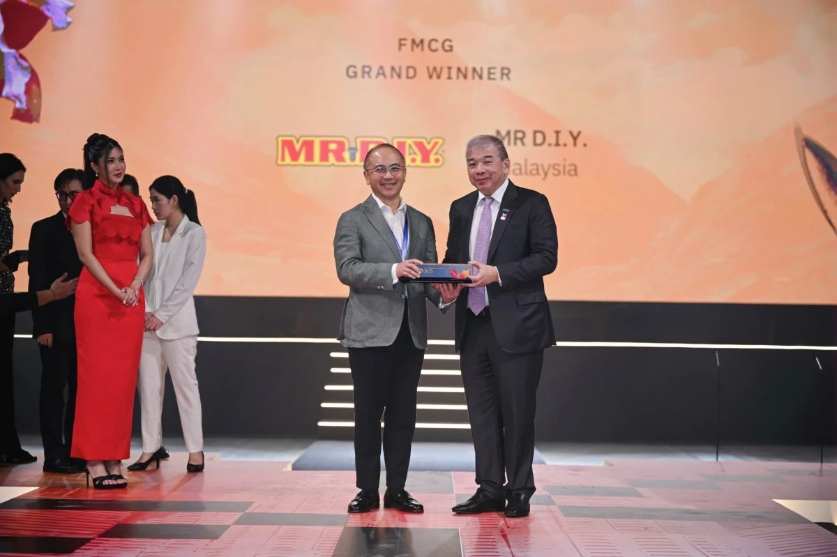 Adrian Ong, Chief Executive Officer of MR D.I.Y. Group (M) Berhad, proudly receiving the FMCG (Fast-Moving Consumer Goods) Award at the prestigious ASEAN Business Awards.