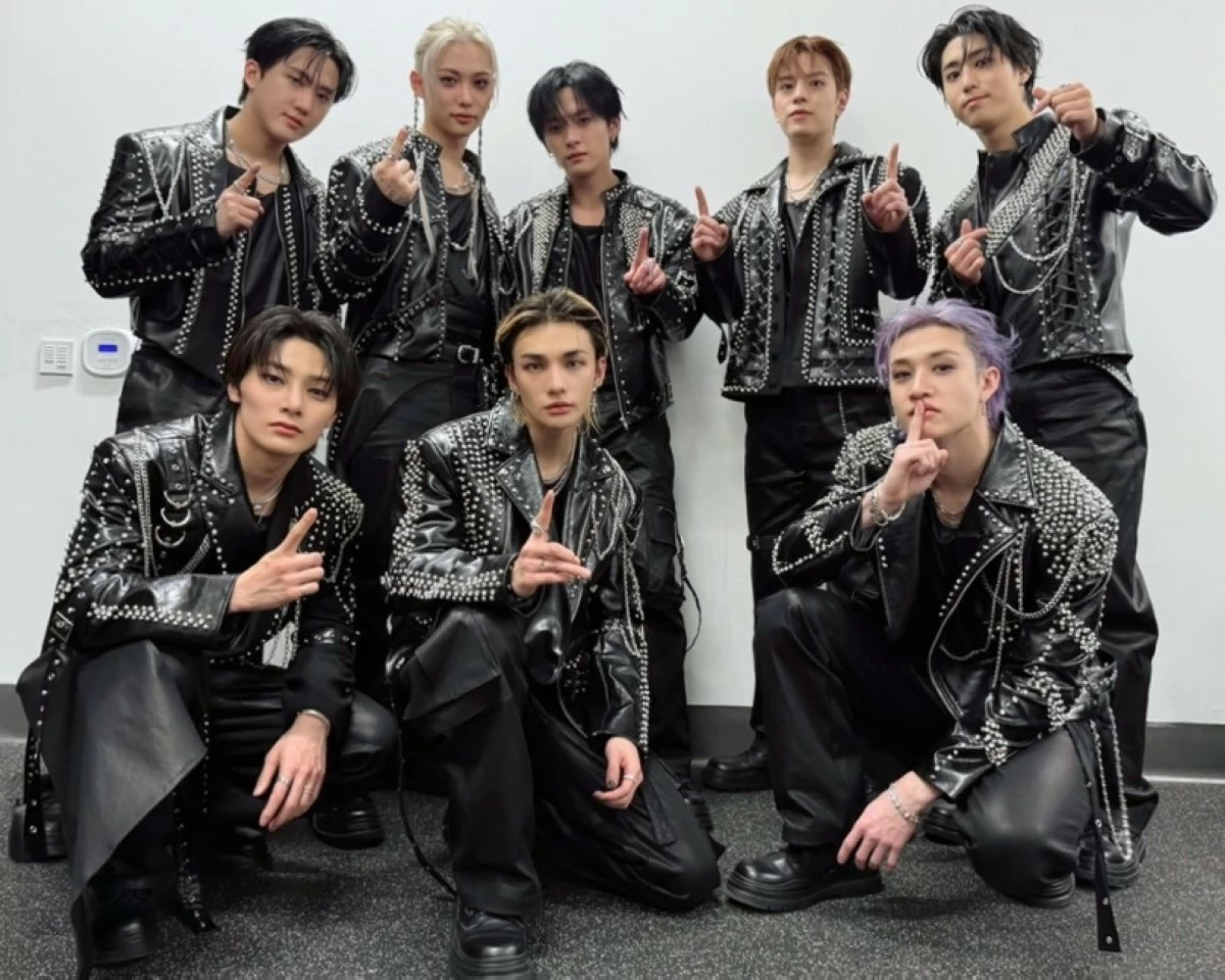 Stray Kids (X)