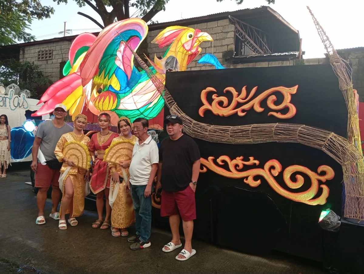 The Sarimanok-themed float of Barangay San Isidro is one of the colorful float that joined the parade. Barangay Chairman Ric Licup joined a photo opportunity with the participants before the parade started. (photo by Nel Andrade)