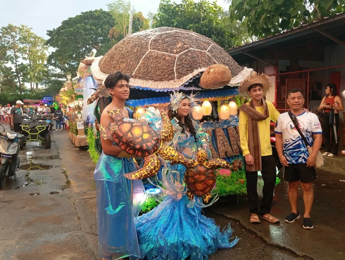 Float participants holding sea creatures in front of the Pawikan float prior to the start of the parade (photo by Nel Andrade/Manila Bulletin)