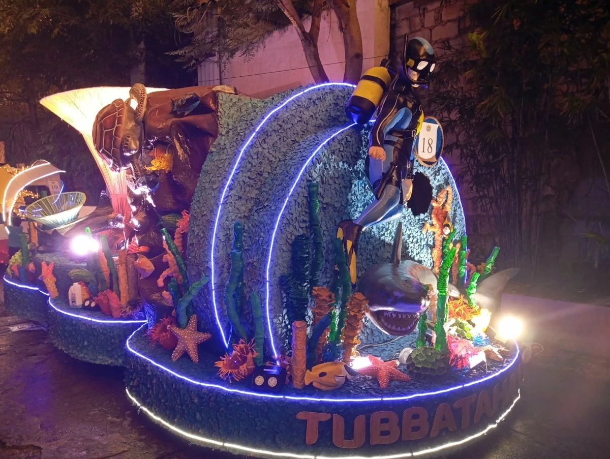 Tubbataha Reef float has striking colors and life-like sea creatures (photo by Nel Andrade/Manila Bulletin)