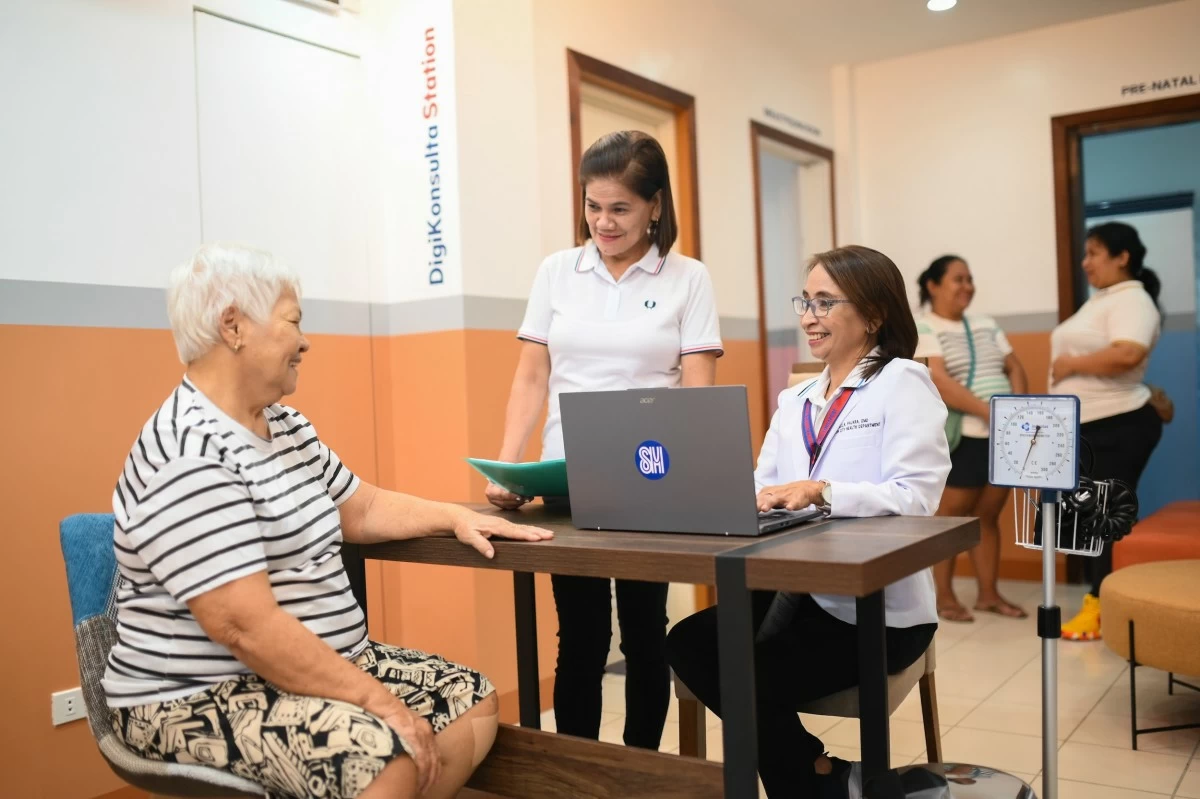 A doctor at Krus na Ligas Health Center uses DigiKonsulta to digitalize and manage the patient's medical records during consultation.
