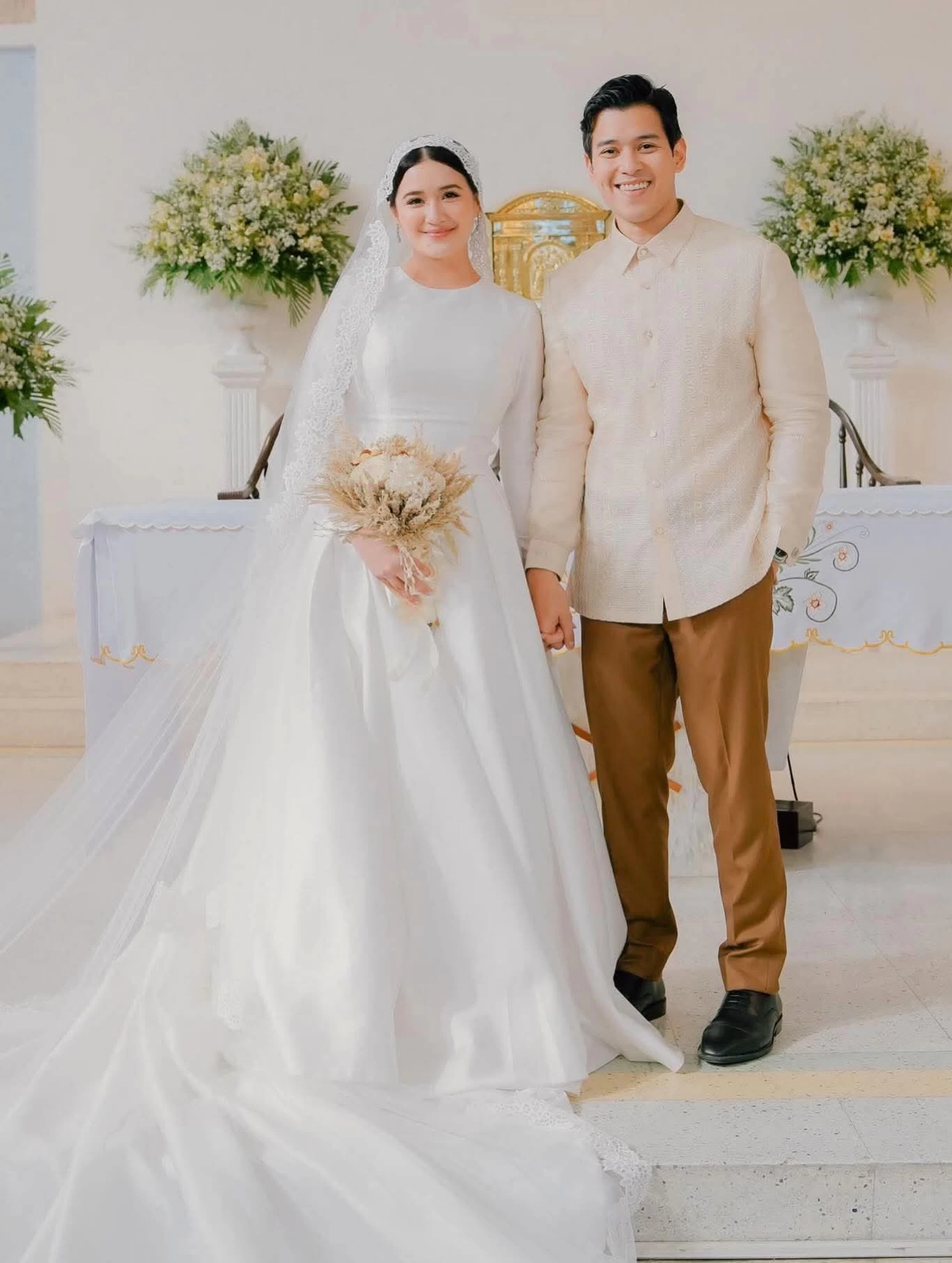Yana and Bryan’s first look for the Catholic wedding. (Photo by Nice Print)
