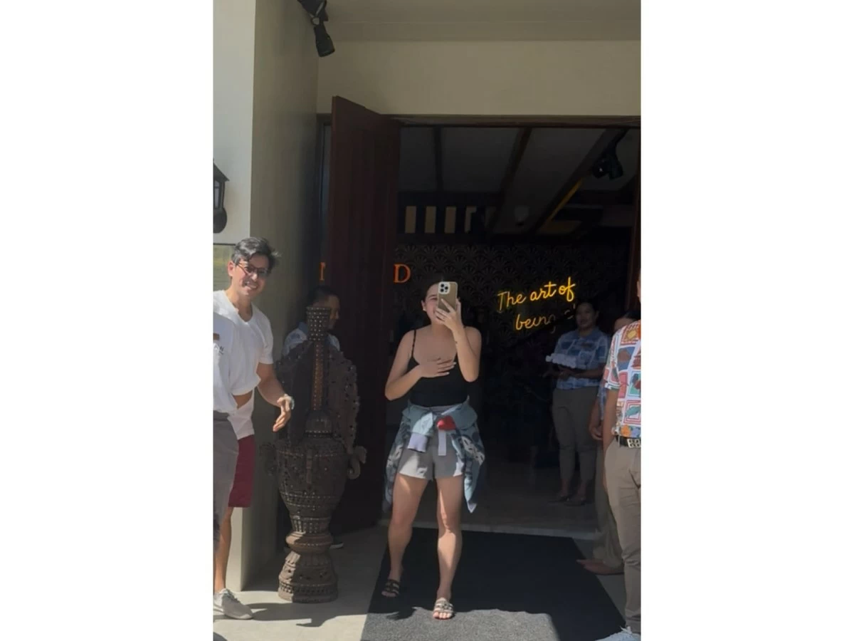 Yana and Bryan welcome their guests to their hotels immediately just after welcoming them at the airport!