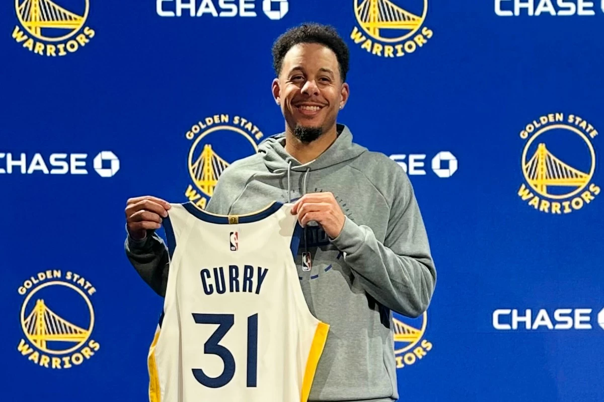 FILE - Golden State Warriors' Seth Curry poses with his jersey during an introductory NBA basketball news conference, Thursday, Oct. 2, 2025, in San Francisco. (AP Photo/Janie McCauley,File)