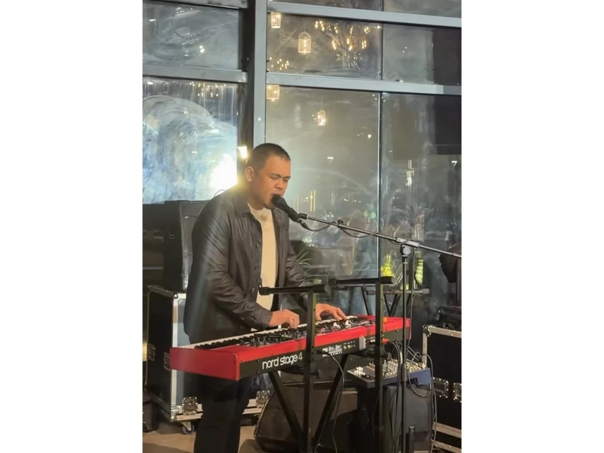 Jay Durias performing for the Havs!