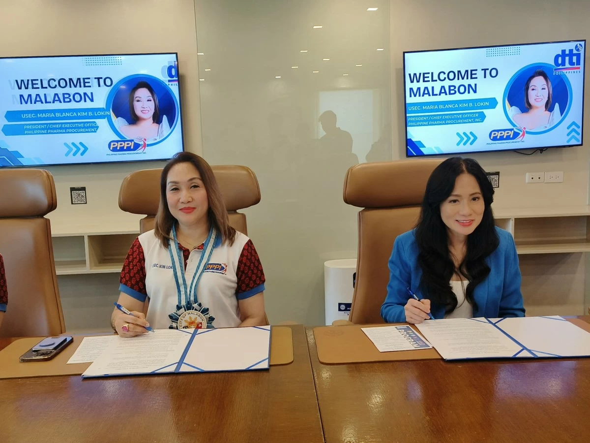Mayor Jeannie Sandoval and PPPI President and Chief Executive Officer Undersecretary Maria Bianca Kim B. Lokin sign MOA with state pharma firm to improve access to medicines on Tuesday, Dec. 2. (Photo by Hannah Nicol)