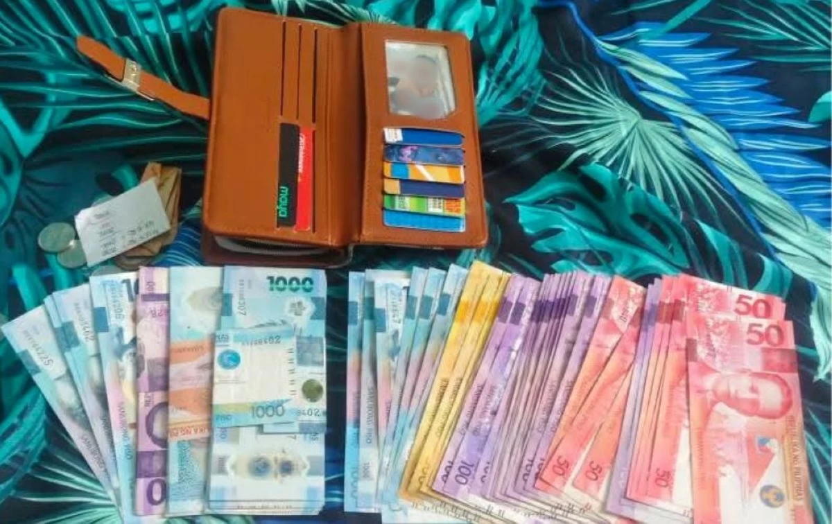 Lost wallet containing P50,000, ATM cards, and IDs returned to a fruit vendor on Dec. 1 (Photo courtesy of Sid Samaniego/MANILA BULLETIN)