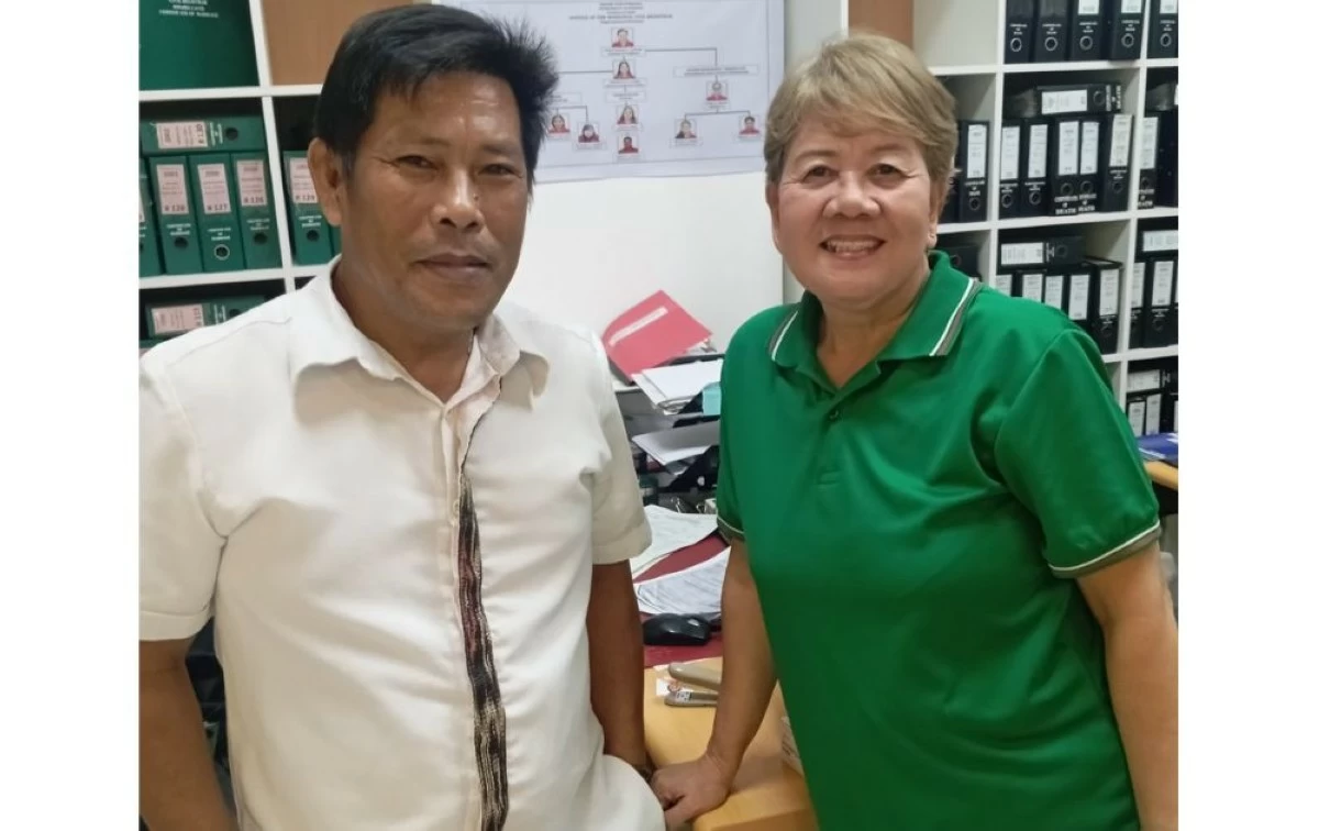 Armando L. De Guia Jr. and Ma. Teresa P. Arbonida, who returned a lost wallet containing P50,000 to a fruit vendor on Dec. 1 (Photo courtesy of Sid Samaniego/MANILA BULLETIN)