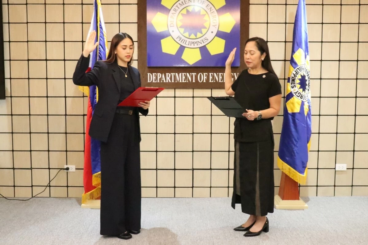 Mandy Romero, the youngest-ever Assistant Secretary of the Department of Energy, takes her oath before Energy Secretary Sharon S. Garin on Tuesday, Dec. 2.