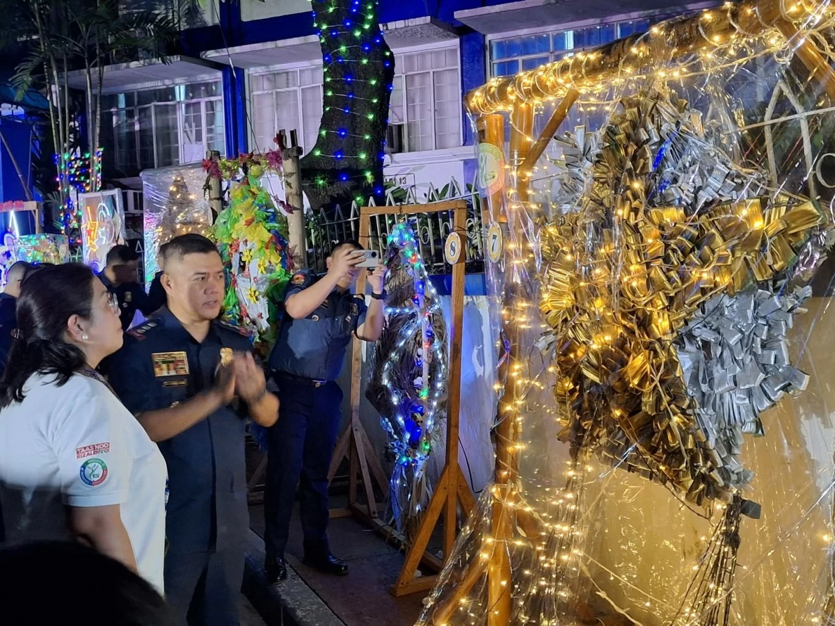 Rizal  PPO director, Col. Feloteo Gonzalgo shows Rizal Gov. Ynares one of  Parols that are on  display inside the police headquarters in Taytay on Dec. 2 (photo by Rizal PPO)