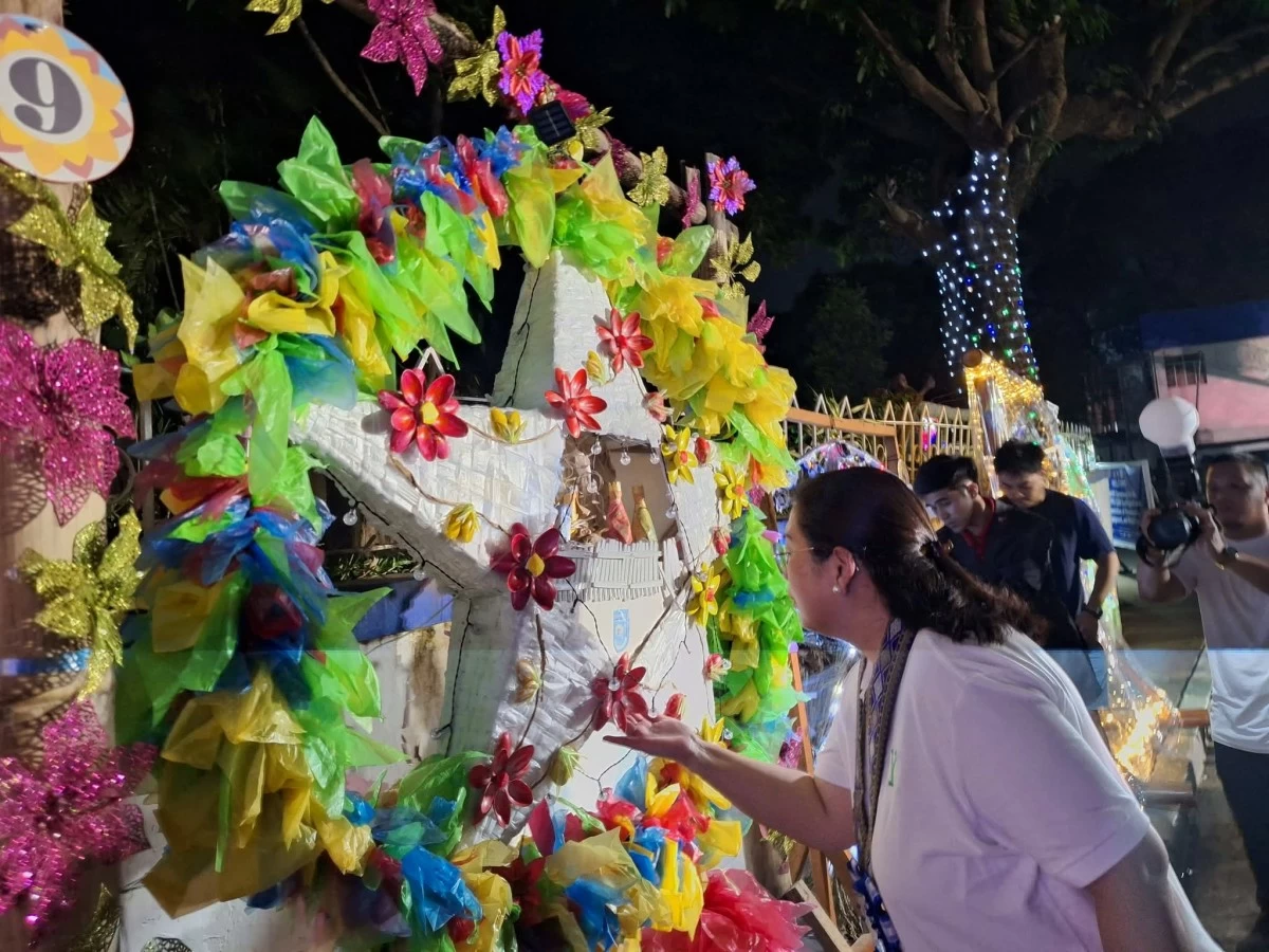 Rizal Gov. Nina Ricci Ynares touches the Christmas lantern during her visit at the Rizal Police headquarters in Taytay on Dec. 2 (photo from Rizal PPO)
