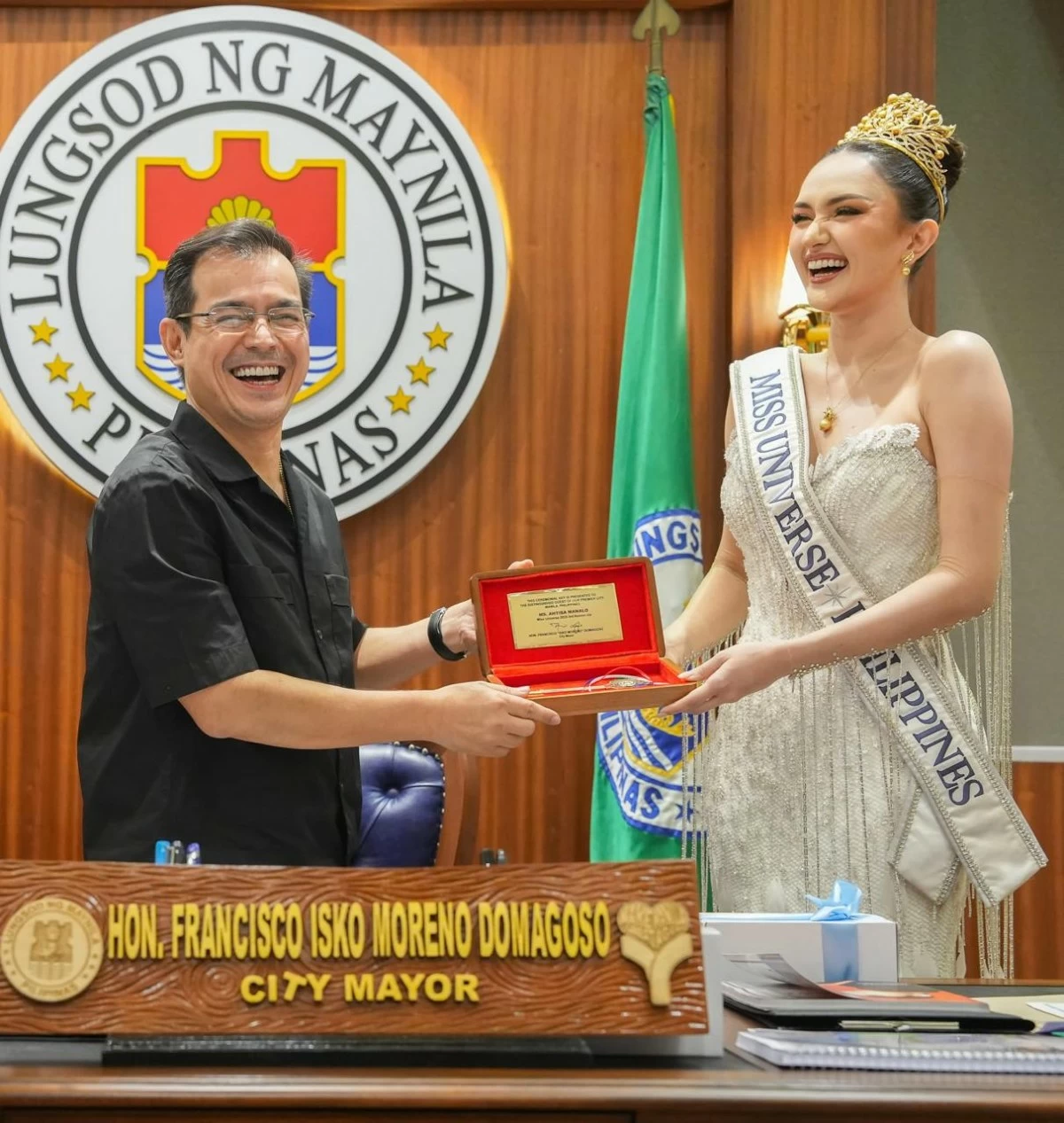 Manila Mayor Isko Moreno gives Miss Universe 3rd runner-up Ahtisa Manalo a key to the city (Facebook, MPIO)
