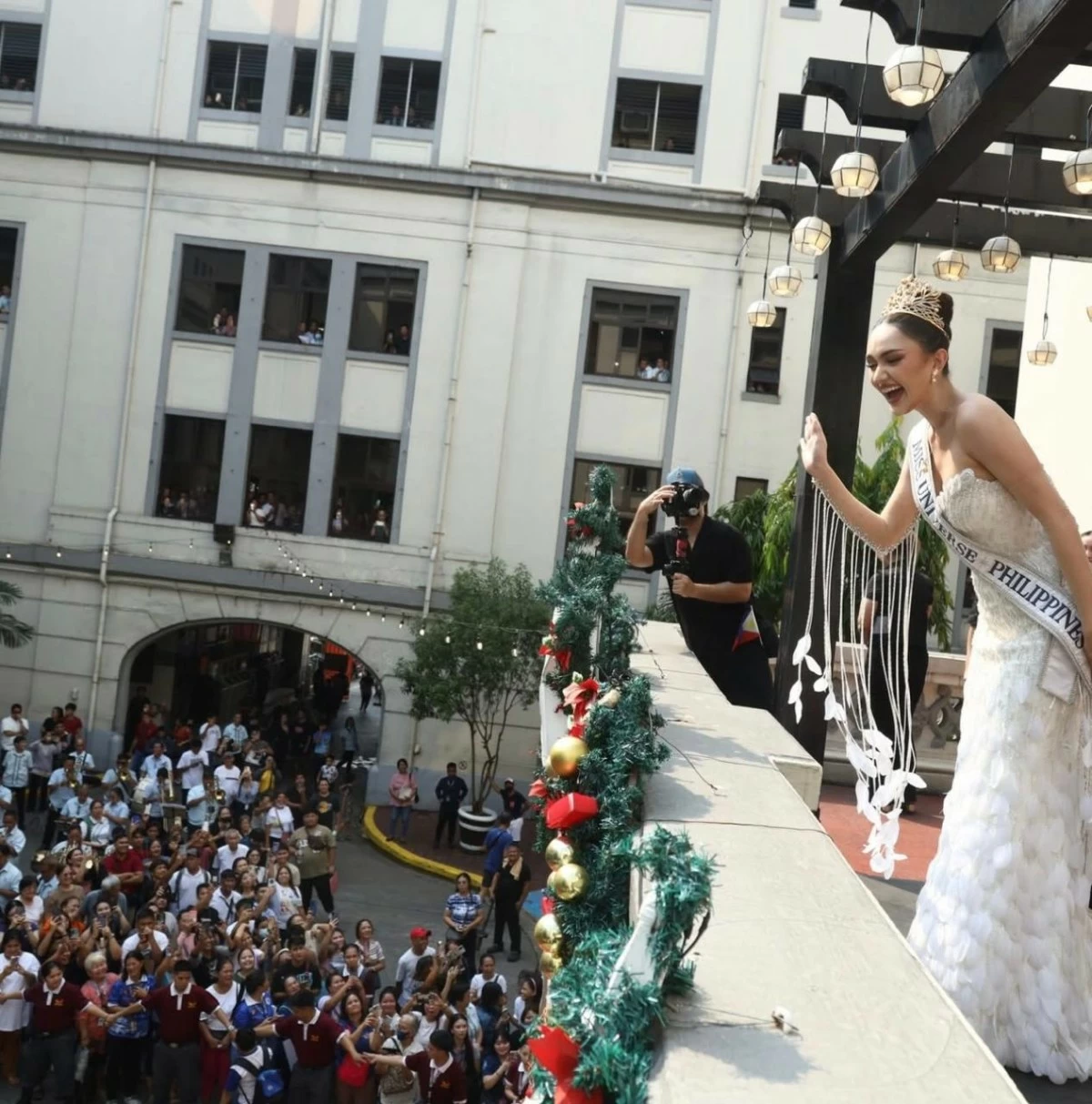 Ahtisa Manalo waves to the crowd from the Manila City Hall balcony (Facebook, MPIO)