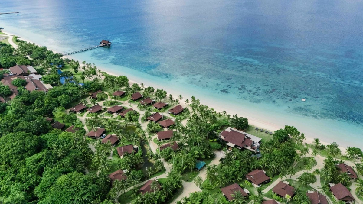 ISLAND VISTA An aerial view of the Clubhouse shows the vivid green landscape meeting the blue expanse of the surrounding sea on Balesin Island.