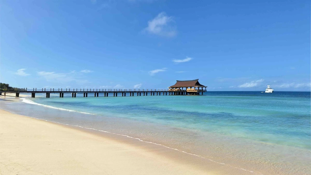 SHORELINE CALM One of Balesin’s beaches stretches along clear water and fine sand