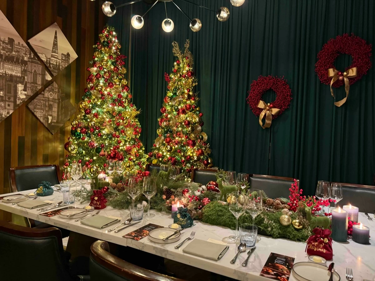 PRIVATE ROOM The private rooms come gorgeously decorated for the holidays.