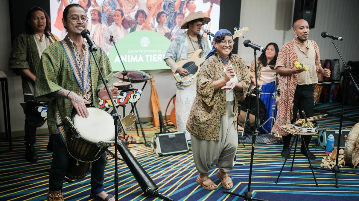 Local folk group Anima Tierra closes the program with ethnic tunes inspired by indigenous traditions.