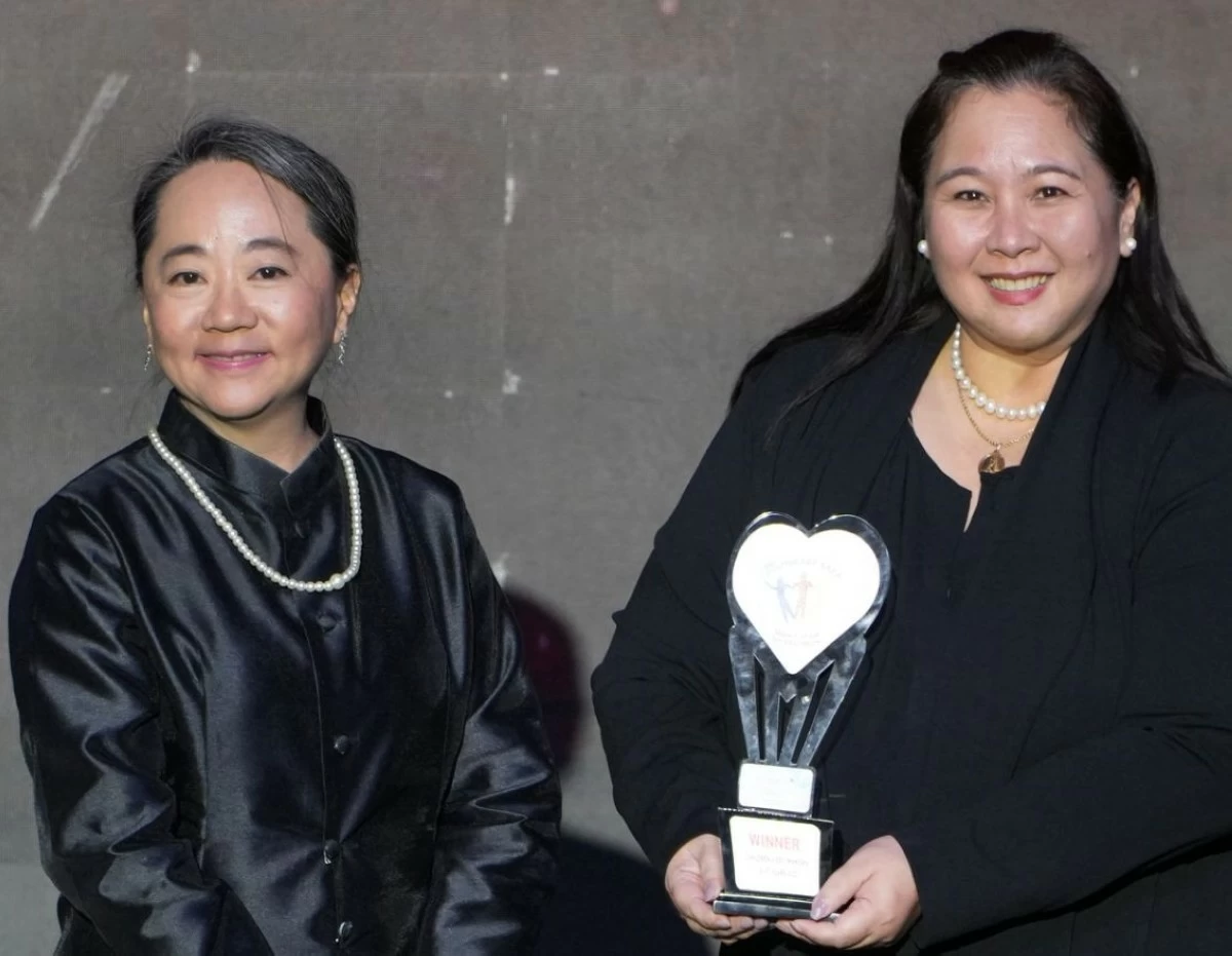 GMA Network Vice President and Head of Corporate Affairs and Communications Angela Javier Cruz (right), who leads the Philippine jury panel at this year’s Southeast Asia Video Festival for Children, accepts the award for 'Ang Batong Hindi Ibinato' from Pasian National High School.