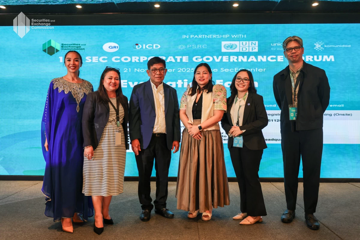 SEC Chairperson Francis Lim (third from left), together with SEC Chief Counsel Mara Louise A. Ruiz, SEC CGFD Director Rachel Esther J. Gumtang-Remalante, GRI Head ASEAN Regional Hub, GRI Country Manager Vincent De Paz, GRI Program Associate Ef Aguilar joins the 12th Corporate Governance Forum 