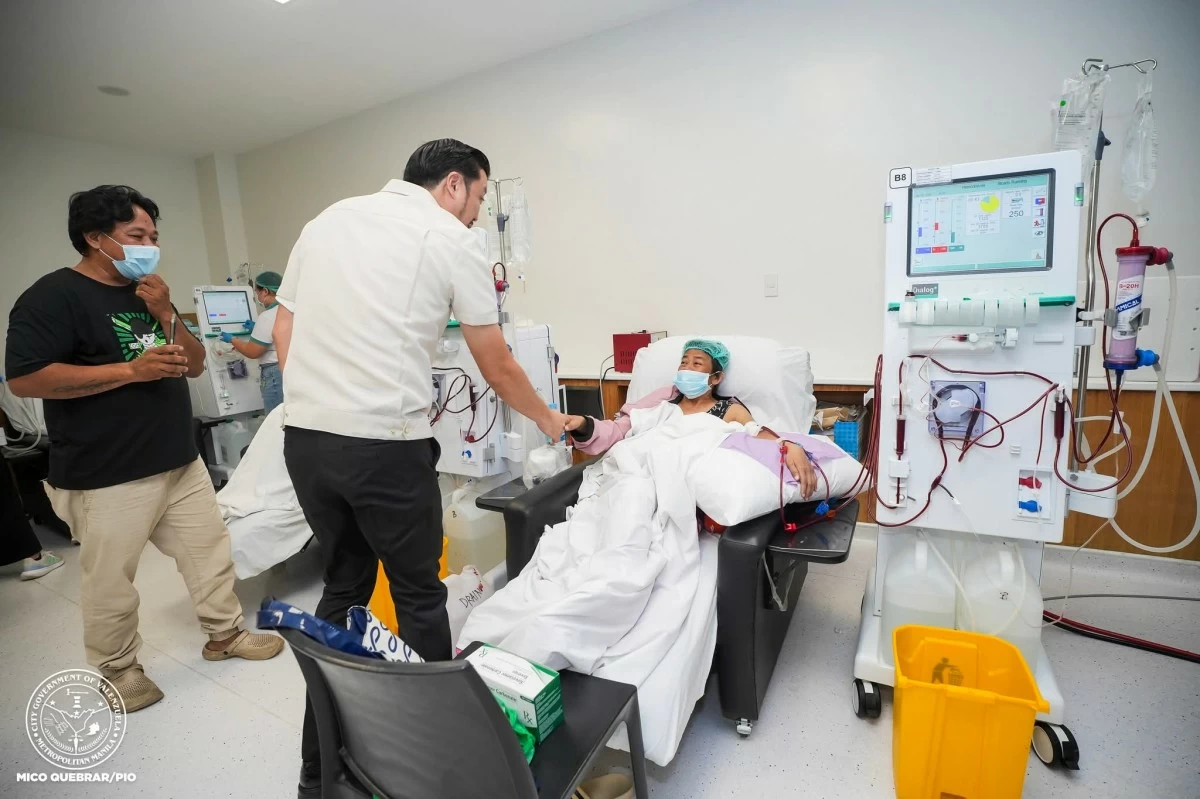 Mayor Wes Gatchalian shake hands with dialysis patients during the inauguration on Tuesday (Photo from Valenzuela LGU)