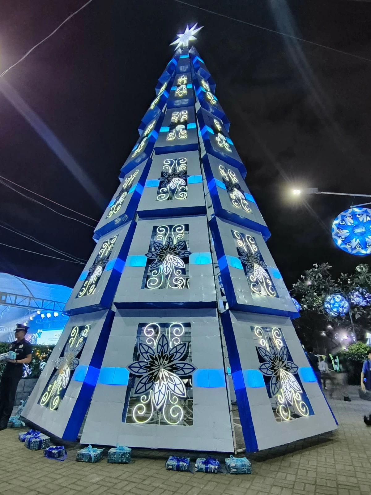 Malabon City’s 40-foot Christmas tree at Tonsuya People’s Park. (Photo by Hannah Nicol/Manila Bulletin)