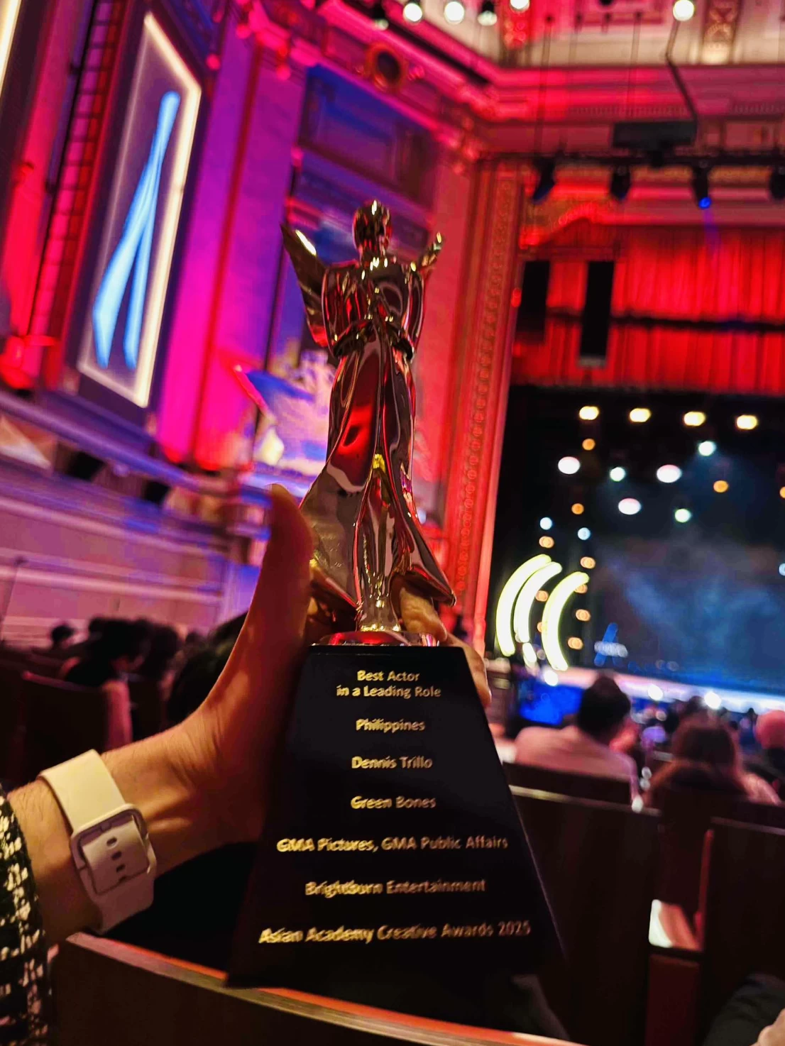 The trophy of Dennis Trillo (Nessa Valdellon)
