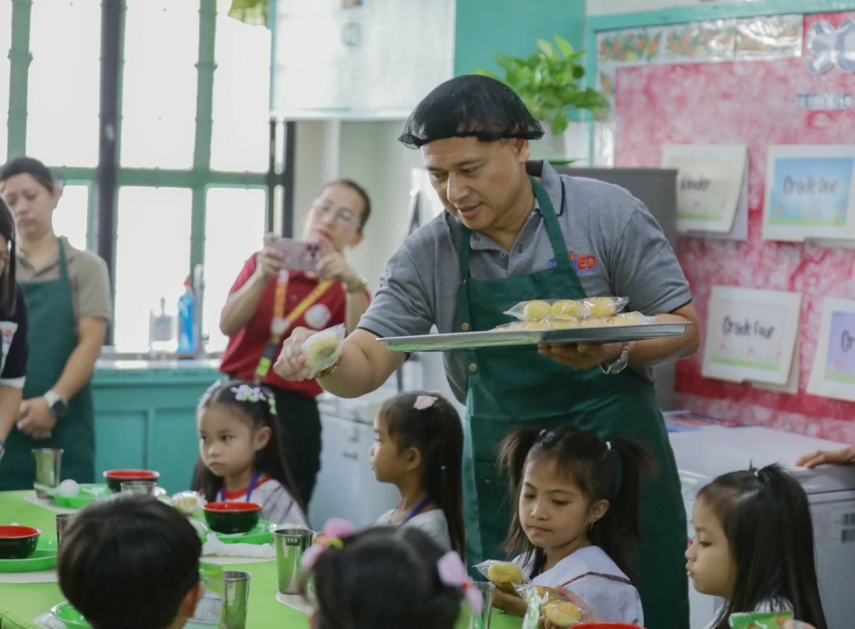 DepEd Secretary Sonny Angara hopes to replicate Las Piñas schools’ literacy and nutrition initiatives nationwide. (Photo from DepEd)