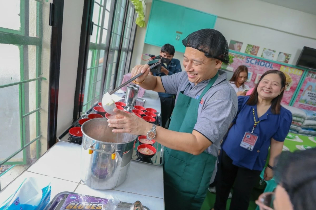 School visits in Las Piñas underscore holistic approach: academics, nutrition, and community collaboration. (Photo from DepEd)