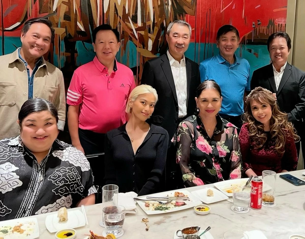 Early Mother’s Day lunch with Michelle Dee and Melanie Marquez.  With them from left are (standing) Jerry Tiu, Johnip Cua, CBC Chairman Hans Sy, Joseph Chua, Willy Ocier, (seated) CBC Marketing Head, and CBC Senior Consultant Nita Claravall. 