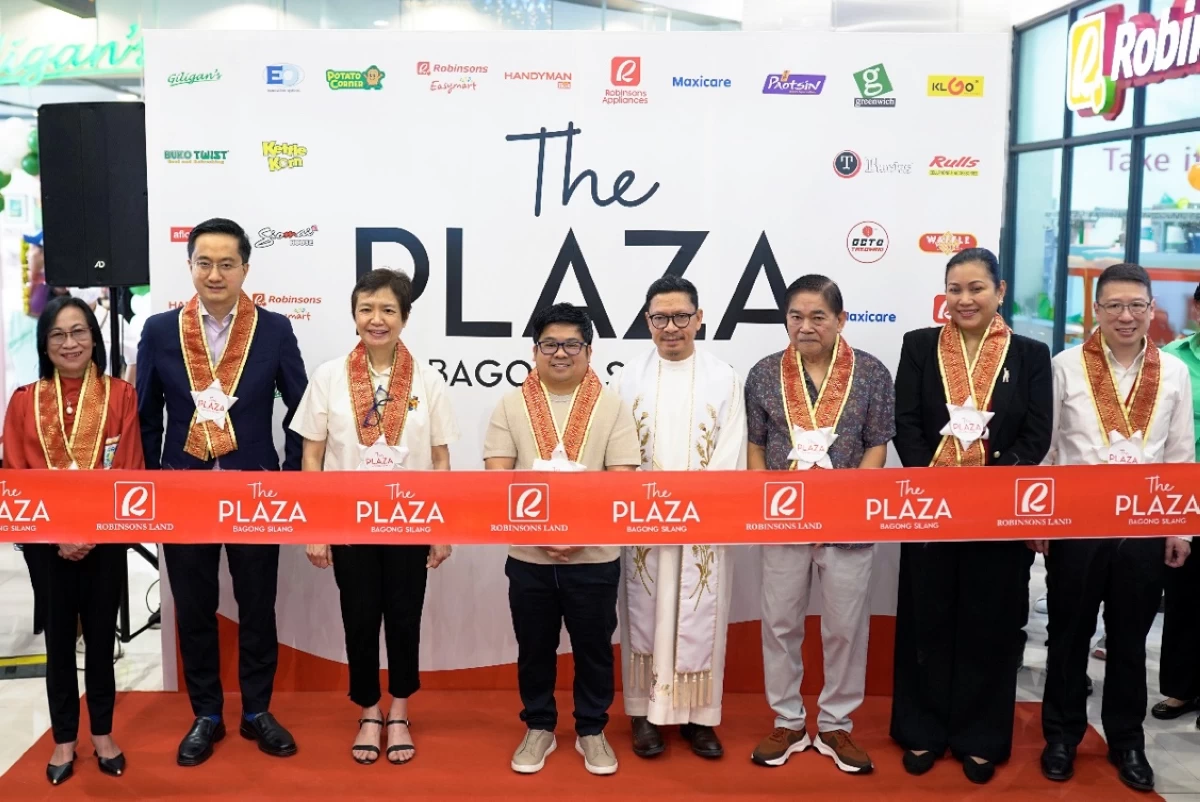 Bambie Andal, vice president for Public-Private Partnership Projects of Robinsons Land Corporation (RLC); Faraday Go, RLC executive vice president and Robinsons Malls Business Unit general manager; Robina Gokongwei-Pe, chairman of Robinsons Retail Holdings Inc. (RRHI); Caloocan City Mayor Dale Gonzalo “Along” Malapitan; Rev. Fr. Eric Felonia Funtanares of Sto. Niño Parish; Congressman Oscar “OCA” Malapitan, Caloocan First District; Mybelle V. Aragon-Go Bio, president and CEO of Robinsons Land Corporation; and Stanley Co, president and CEO of RRHI.