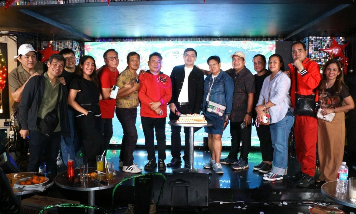 Vice Mayor Marcos Mamay (center) poses with the entertainment press during a Christmas Party held at Music Box in Quezon City recently. (Facebook)