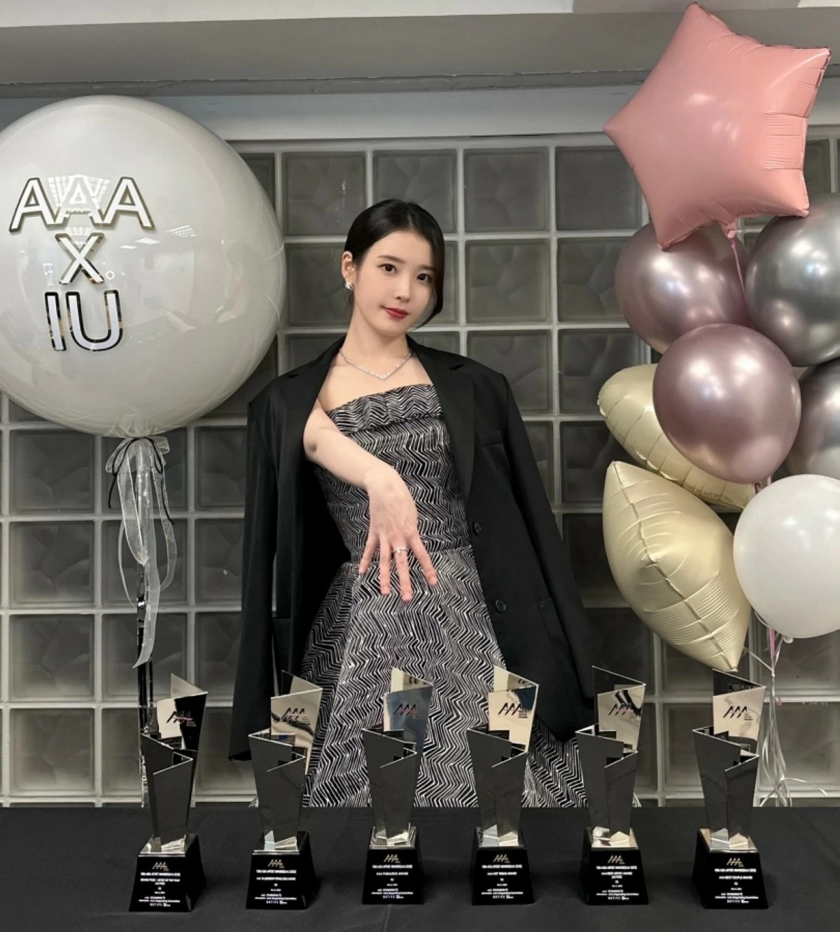 IU (X)