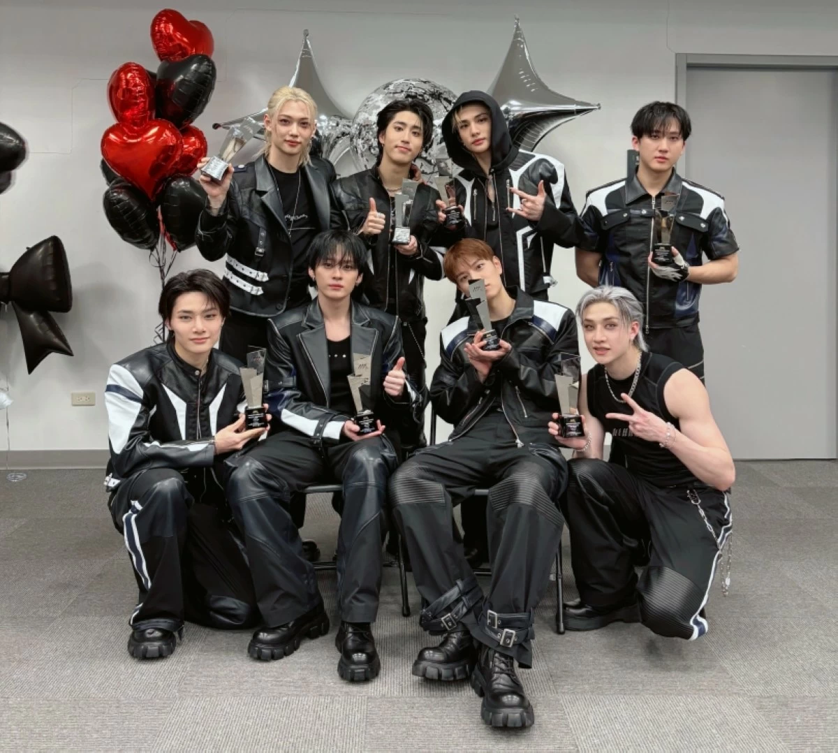 Stray Kids (X)