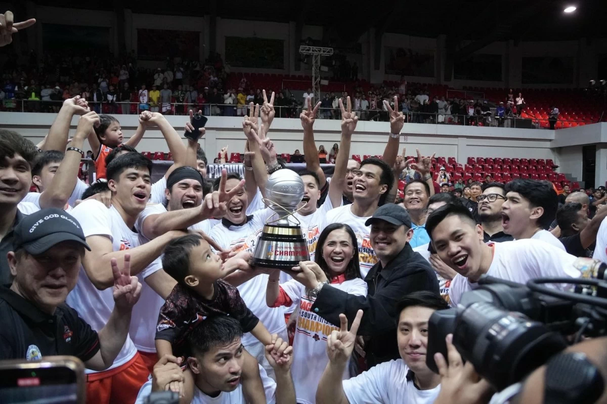 The Quezon Huskers celebrate their South Division crown in the MPBL 2025 Season.