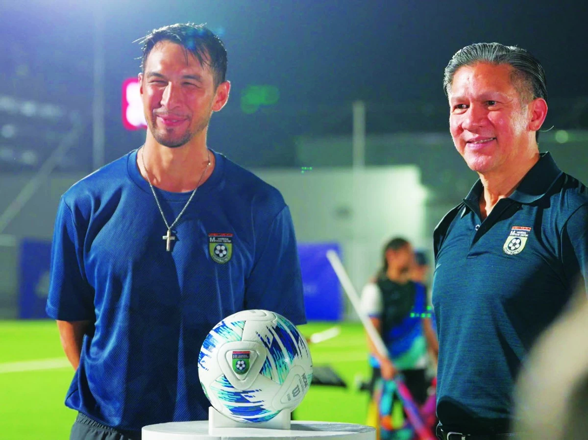 Anton Del Rosario former Azkal player with Jose Mari Banzon, president of Federal Land