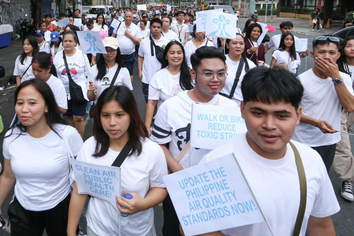 Clean air advocates and health professionals, together with Quezon City Government, QCPD, QC Health Department, DENR Environmental Management Bureau walk from National Children’s Hospital to Tomas Morato Avenue during the “Walk for Clean Air” event organized by Health Care Without Harm Southeast Asia and 350 Pilipinas on Sunday, December 7, 2025. The 2.5 kilometer route represents the immediate need to raise awareness against air pollution and encourage policy makers for stronger enforcement of air quality management and development of environment friendly active and public transportation systems. (Photos by Santi San Juan)