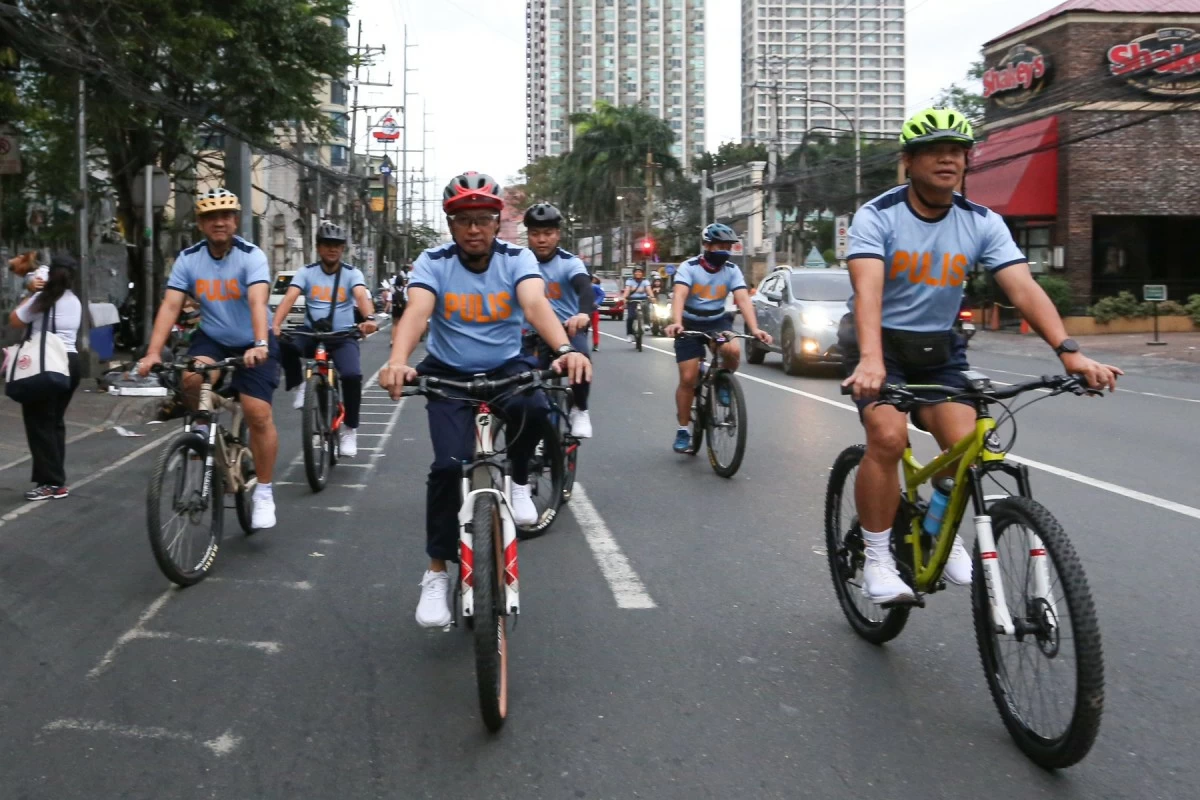 Clean air advocates and health professionals, together with Quezon City Government, QCPD, QC Health Department, DENR Environmental Management Bureau walk from National Children’s Hospital to Tomas Morato Avenue during the “Walk for Clean Air” event organized by Health Care Without Harm Southeast Asia and 350 Pilipinas on Sunday, December 7, 2025. The 2.5 kilometer route represents the immediate need to raise awareness against air pollution and encourage policy makers for stronger enforcement of air quality management and development of environment friendly active and public transportation systems. (Photos by Santi San Juan)