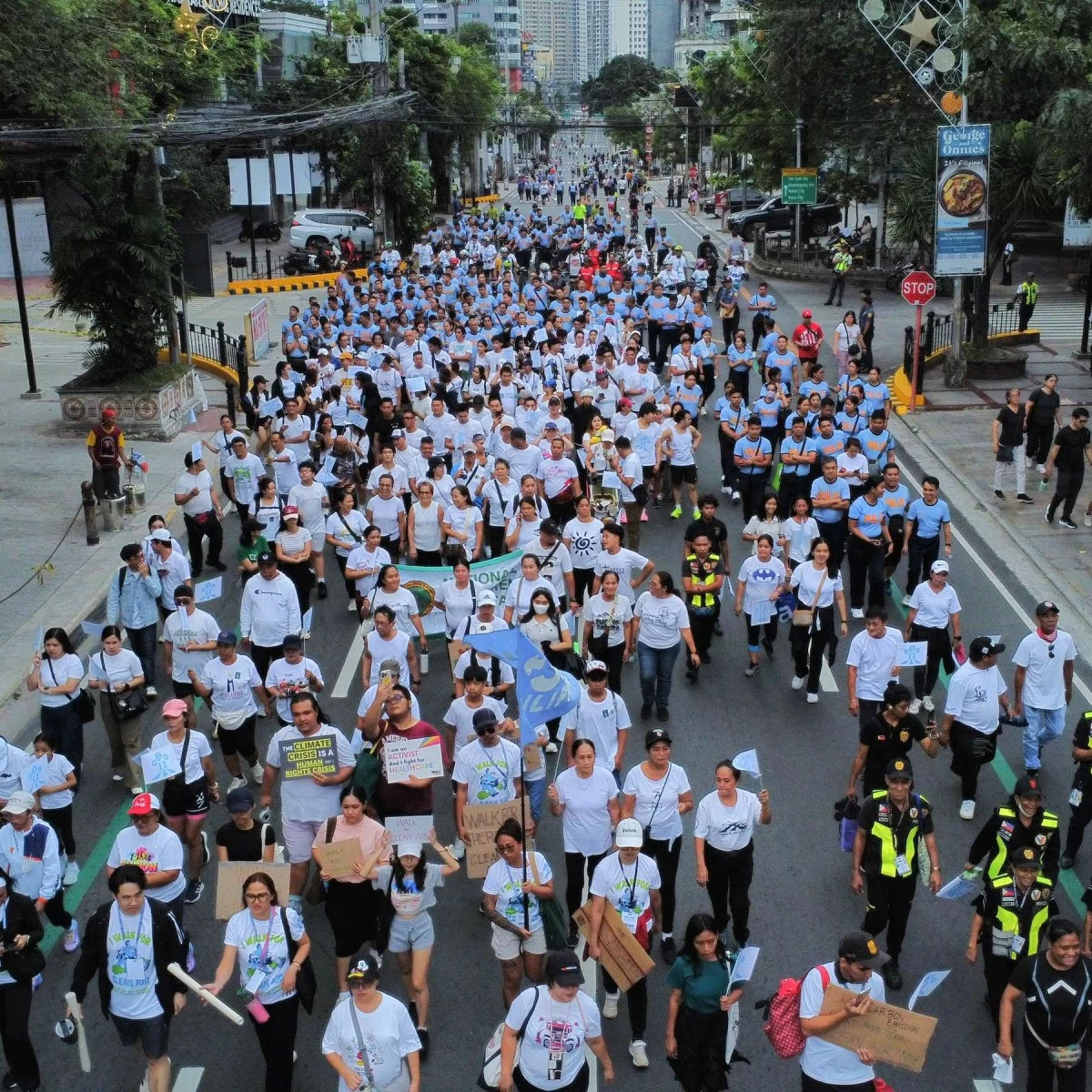 Clean air advocates and health professionals, together with Quezon City Government, QCPD, QC Health Department, DENR Environmental Management Bureau walk from National Children’s Hospital to Tomas Morato Avenue during the “Walk for Clean Air” event organized by Health Care Without Harm Southeast Asia and 350 Pilipinas on Sunday, December 7, 2025. The 2.5 kilometer route represents the immediate need to raise awareness against air pollution and encourage policy makers for stronger enforcement of air quality management and development of environment friendly active and public transportation systems. (Photos by Santi San Juan)