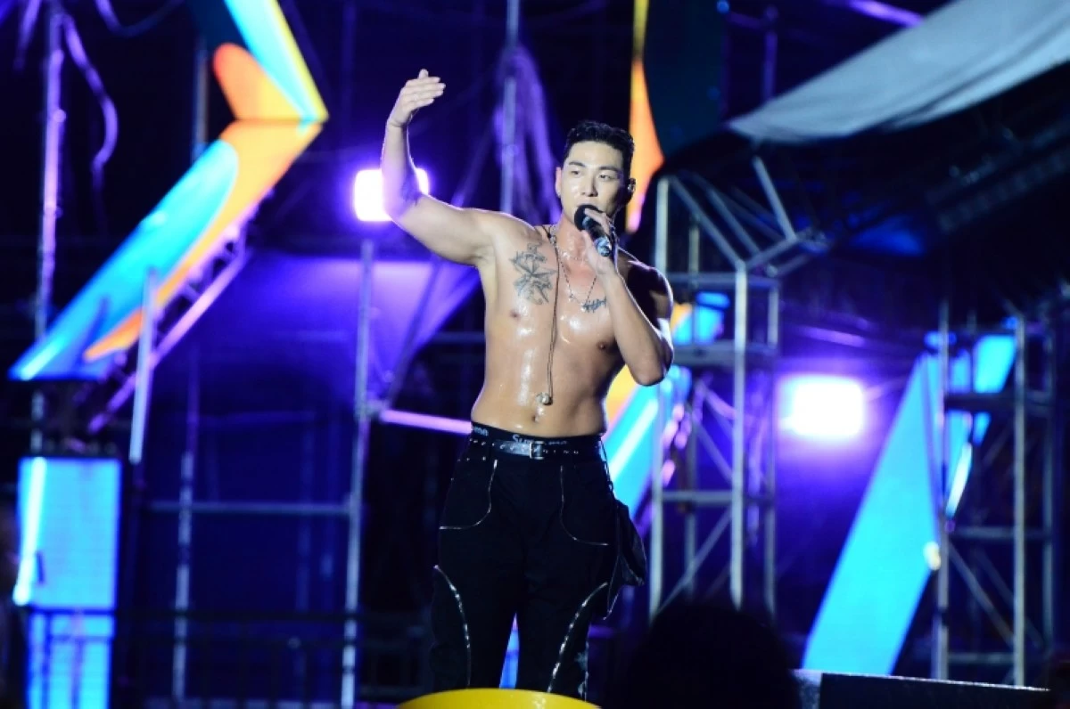 K-pop artist Baekho performing at Waterbomb Manila in February this year (Jonathan Hicap)