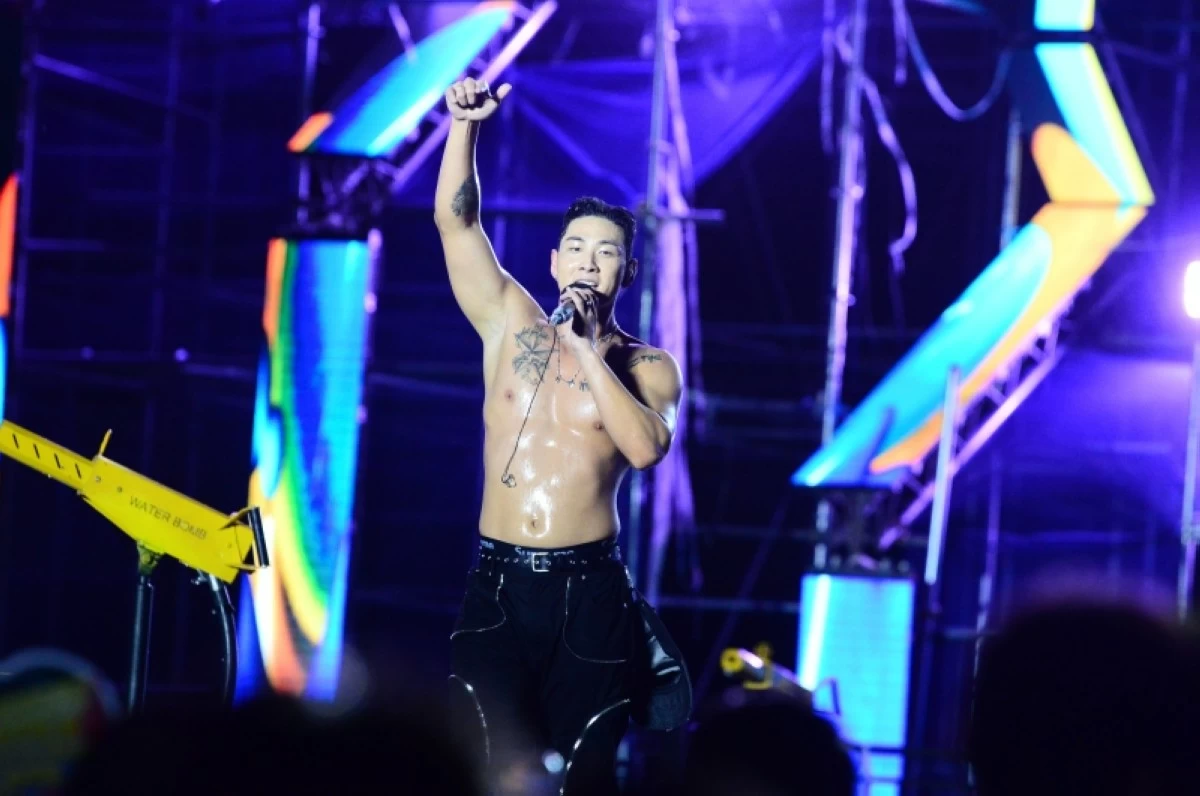 K-pop artist Baekho performing at Waterbomb Manila in February this year (Jonathan Hicap)