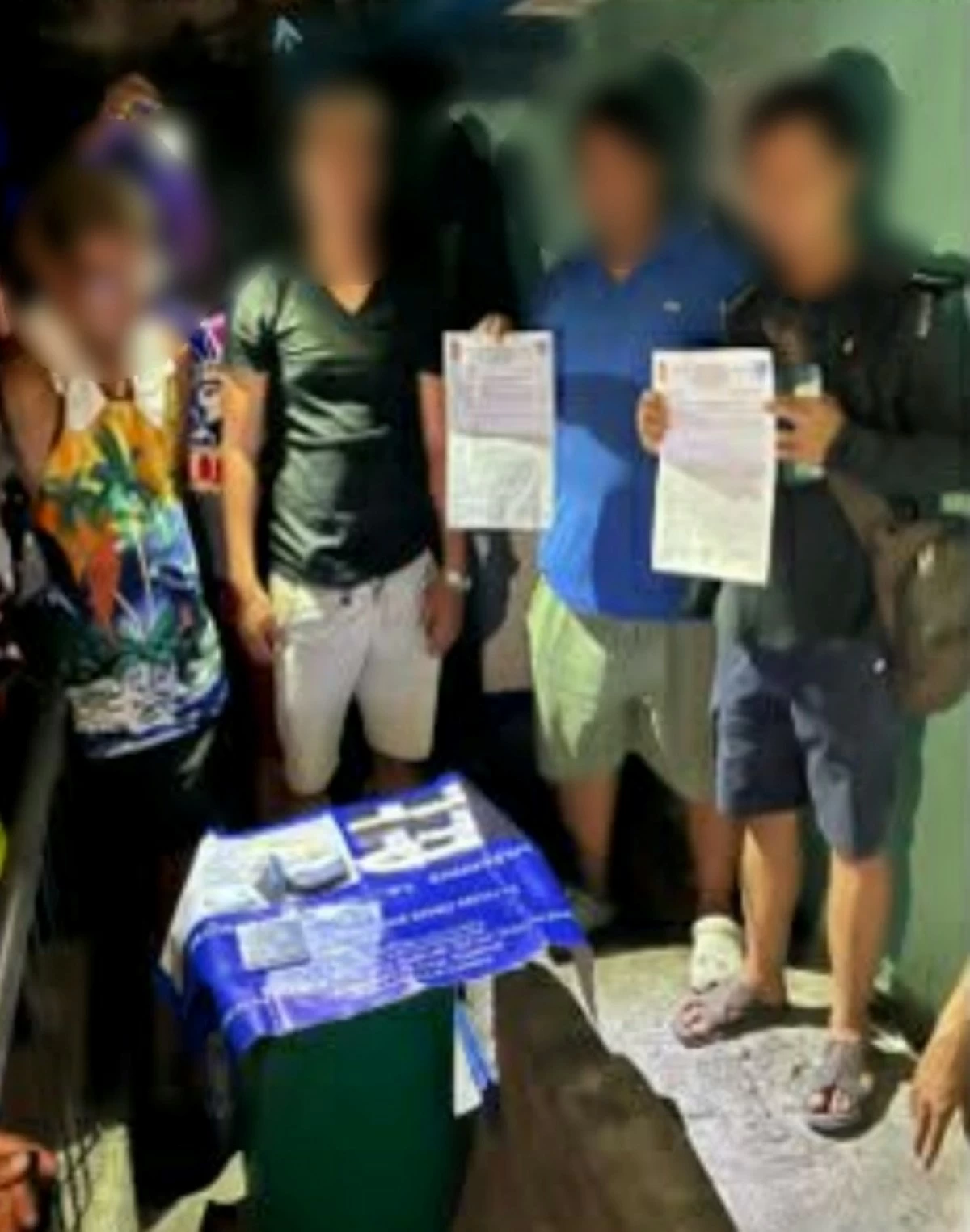 The Taguig police with the suspect (Photo from Taguig police / SPD) 