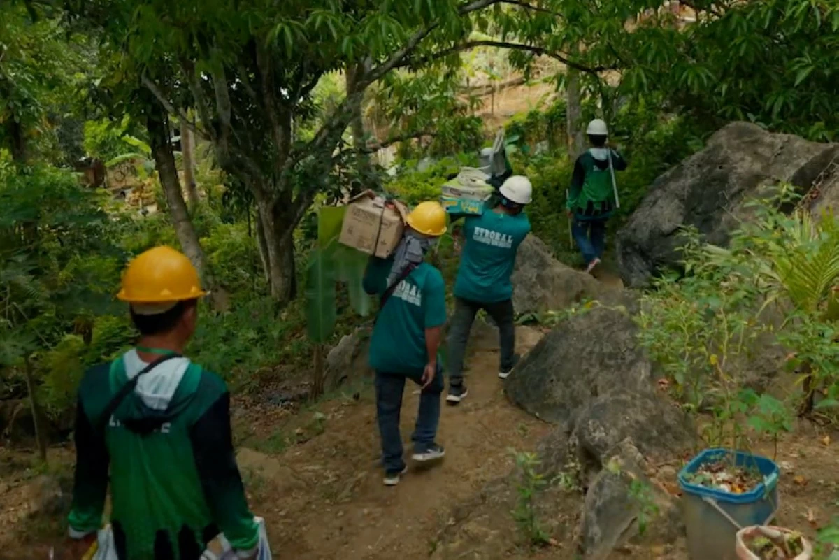 Reaching indigent households. Visayan Electric’s house-wiring electrification project saw a team of accredited electricians travel by foot just to reach far-flung communities that needed to be energized.