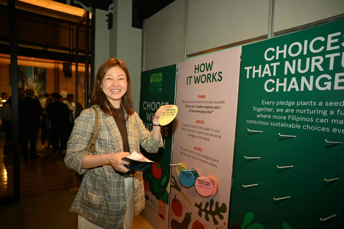 Event attendee pledging to make sustainable choices as part of Naturland's European Organic Nurtuing Every Juan campaign.