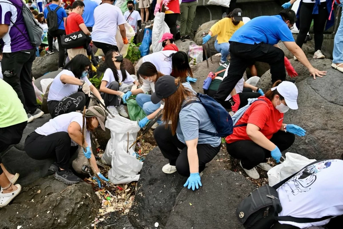 Volunteers from Jollibee, Chowking, Mang Inasal, Greenwich, Red Ribbon, Burger King, Panda Express, Yoshinoya, Common Man Coffee Roasters, and Tiong Bahru Bakery unite for a cleaner coastline.