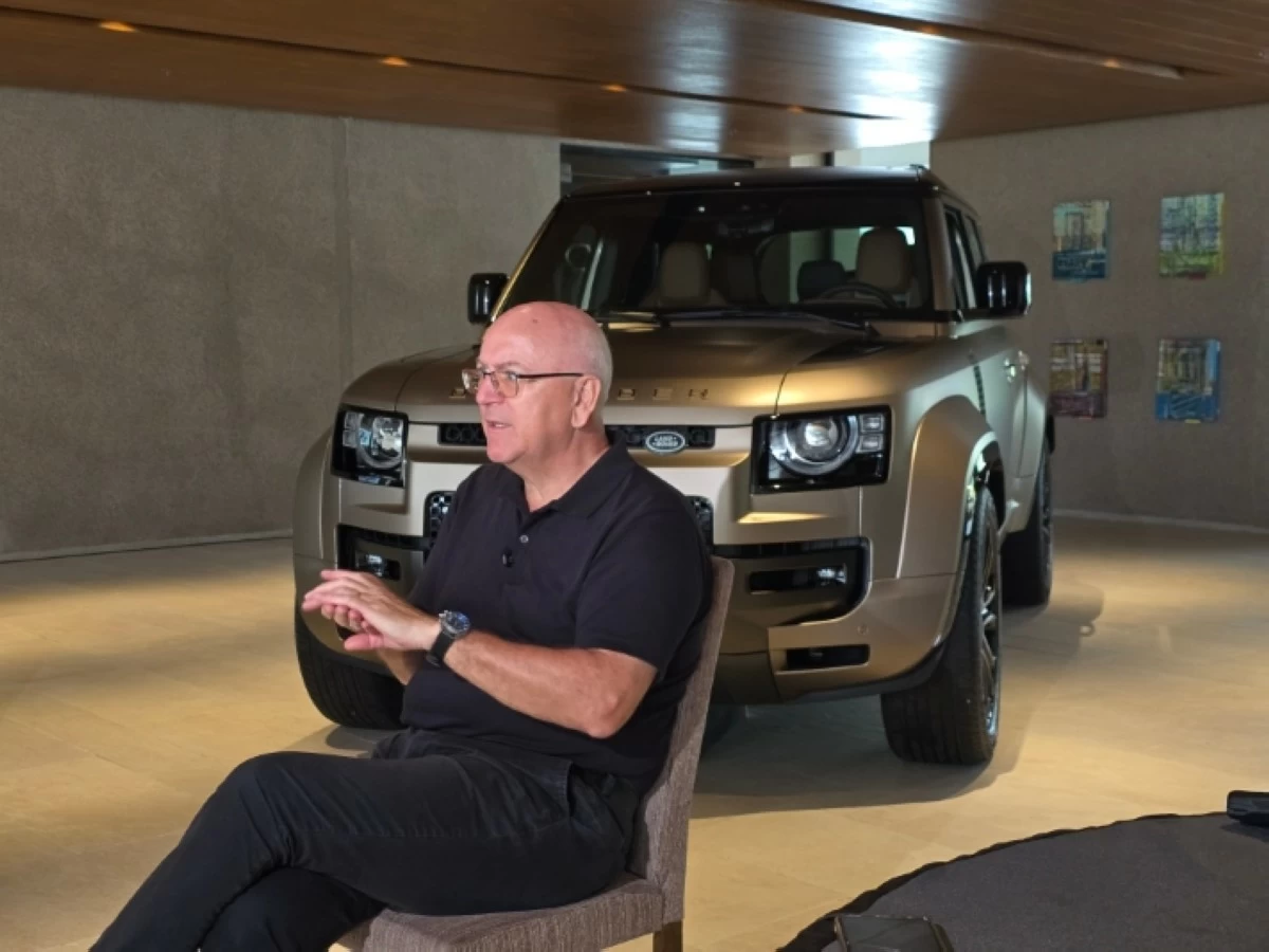 Chris Ward, Vice President of IC Land Automotive Inc., explains the principle behind the Defender OCTA to members of the motoring press