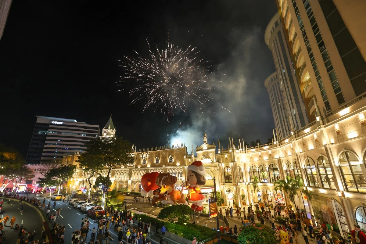 McKinley Hill Grand Christmas Parade lights up the holidays